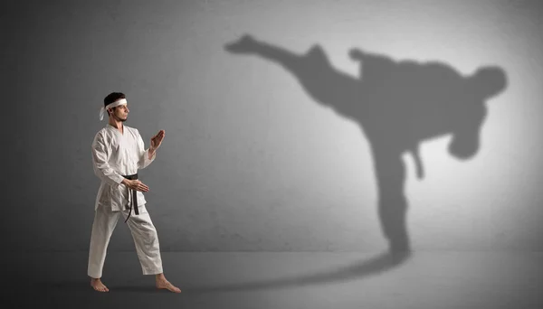 Homem de karaté a confrontar com a sua própria sombra — Fotografia de Stock