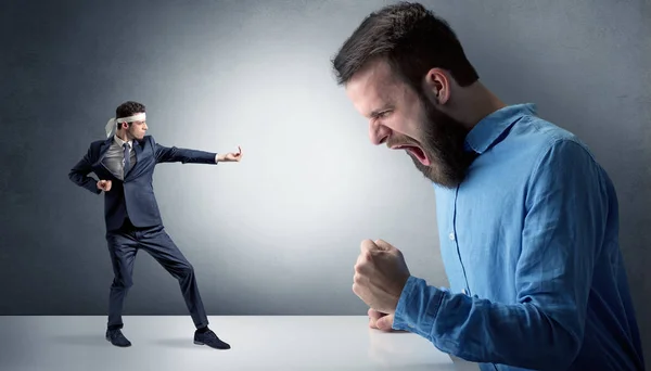 Hombre gigante gritándole a un pequeño hombre de karate — Foto de Stock