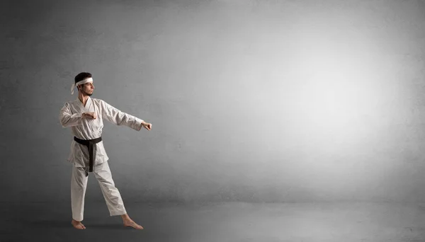 Kleiner Karate-Mann kämpft in einem leeren Raum — Stockfoto