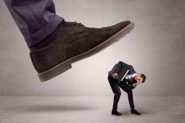 Küçük adam büyük bir güç tarafından ayaklar altına