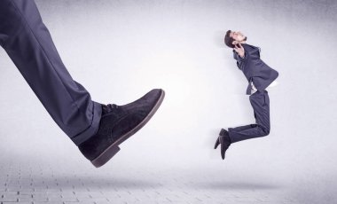 Genç bir işçi tarafından Koca ayak evden attı