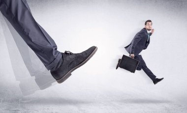 Siyah ayakkabı tekme küçük adam