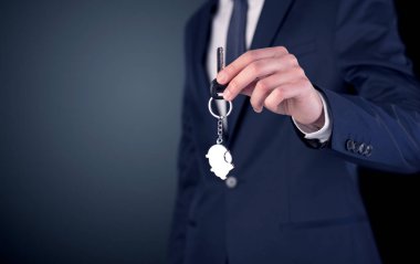 Genç adam el tuşları 