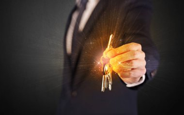 Takım elbiseli adam el tuşları