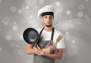 Parlak gri duvar kağıdı ile erkek aşçı