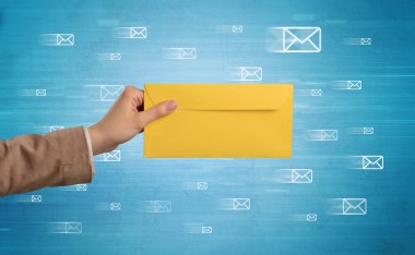 Zarf mesaj sembolleri tutan el