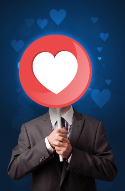 Kalp işareti tutan işadamı 