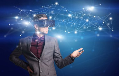 İşadamı ile sanal gerçeklik koruyucu gözlük