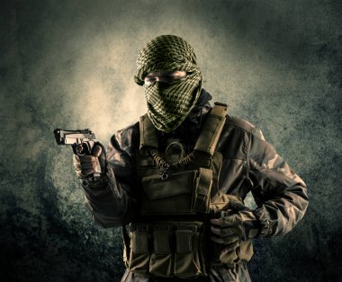 Eski arka plan ağır silahlı bir maskeli asker portresi