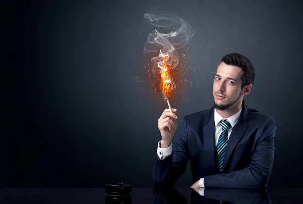 Concepto de fumador de hombre de negocios — Foto de Stock