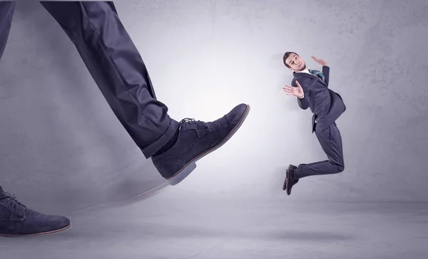 Patadas en los pies, hombre de negocios volando — Foto de Stock