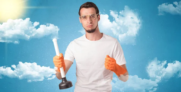 Sonniges Konzept mit Haushälterin und orangen Handschuhen — Stockfoto