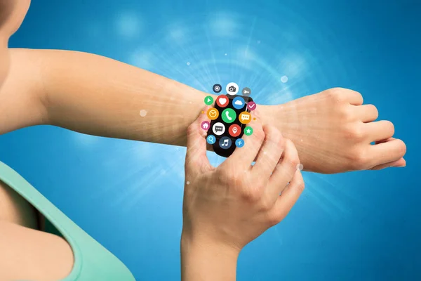 Smartwatch con iconos de aplicación . — Foto de Stock