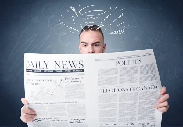 Empresário lendo jornal — Fotografia de Stock