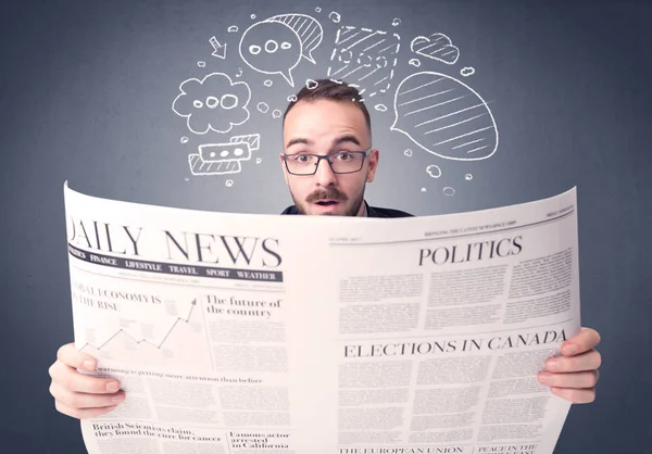 Empresário lendo jornal — Fotografia de Stock