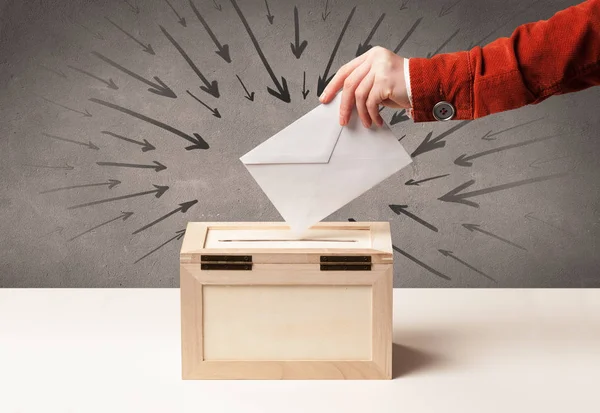 Cerrar una urna y emitir voto —  Fotos de Stock