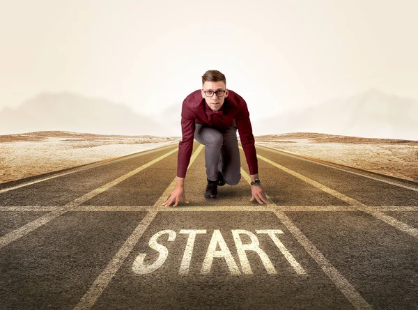 Businessman kneeling in ready position — Stock Photo, Image