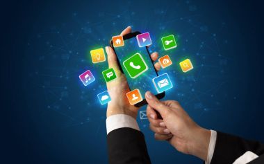 Telefon ile parlak uygulama simgeleri kullanarak ele