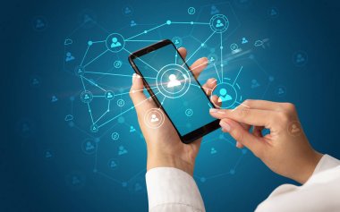 İnsanlar kavramı bağlanmak için Smartphone kullanarak ele
