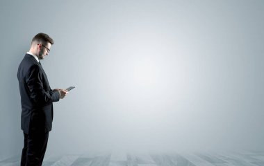 Boş bir alanda ayakta işadamı