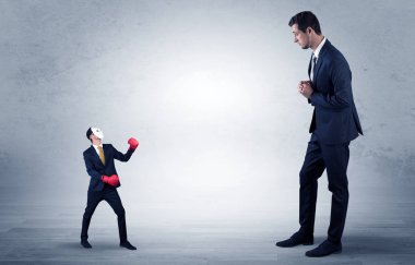 Küçük maskeli işadamı için yalvarıyor işadamı