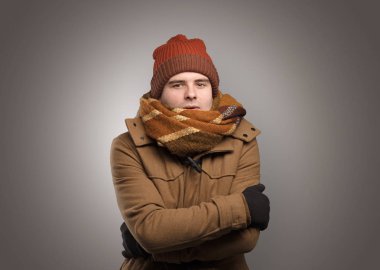 Yakışıklı çocuk sıcak giysiler içinde dondurma