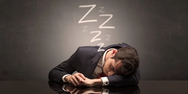 Homme d'affaires s'est endormi au bureau — Photo