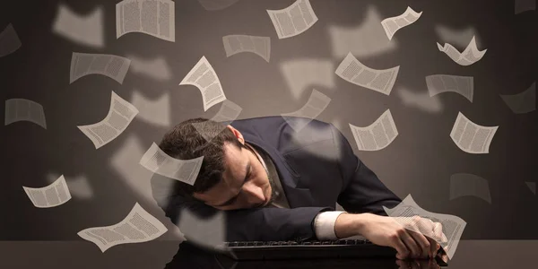 Geschäftsmann schlief mit Papierkrieg im Büro ein — Stockfoto