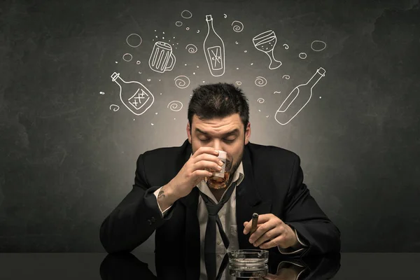 Ubriaco uomo con doodle alcol bottiglie concetto — Foto Stock