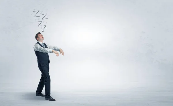 Affärsman med sömnsjuka gå någonstans — Stockfoto