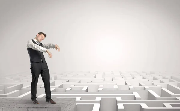 Schläfriger Geschäftsmann auf der Spitze eines Labyrinths — Stockfoto