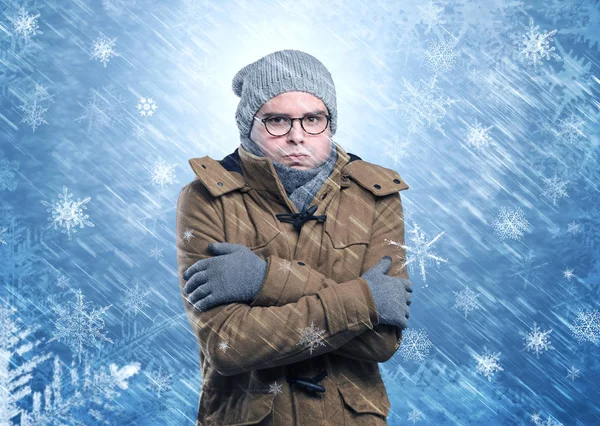 Junge friert in warmer Kleidung und schneit — Stockfoto