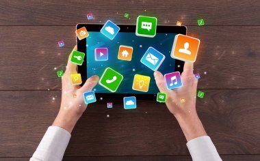 El tablet sıçrama uygulama simgeleri kavramı ile kullanma