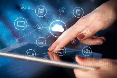 Tablet grafikler ve grafikleri ve raporları kavramı çalışan el