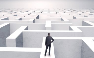 Bir labirentin ortasında küçük iş adamı