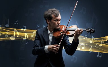 Keman ile notlar oynamaya müzisyen