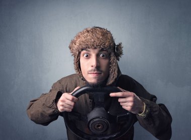 Elinde direksiyon tutan adam