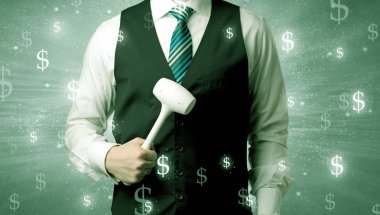 Businassman ayakta elinde aracıyla.