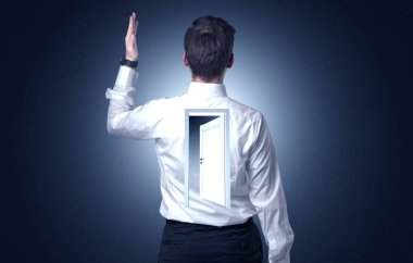 Sırtını kapıya ile ayakta işadamı