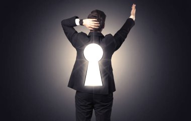 Sırtında siyah anahtar deliği ile ayakta adam