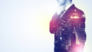 Şehir duvar kağıdı ile düşünme genç adam