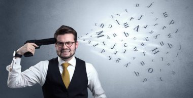 Yakışıklı adam silahla başına ateş