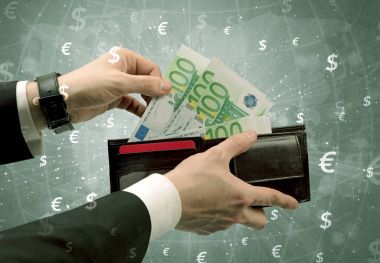 İşadamı el euro cüzdanından dışarı alır