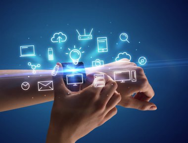 Smartwatch Multimedya sembolleri ile giyen el