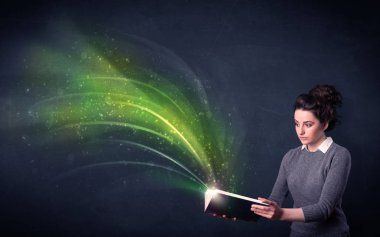 Genç Bayan dalga ile kitap