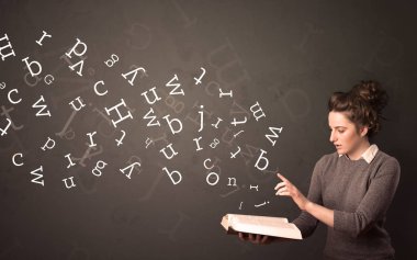 Genç Bayan kitap harfleri ile