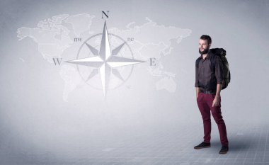 Sırt çantalı genç adam.