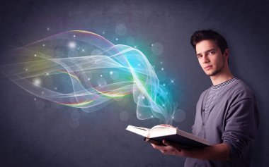 Genç adam kitap dalgalar ile