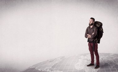 Sırt çantalı genç adam.