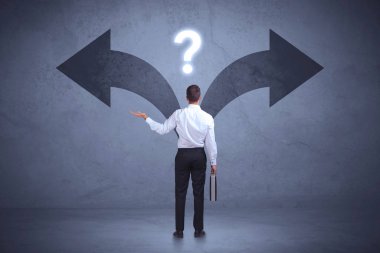 Duvar kavramı üzerinde okları ararken bir karar alarak iş adamı